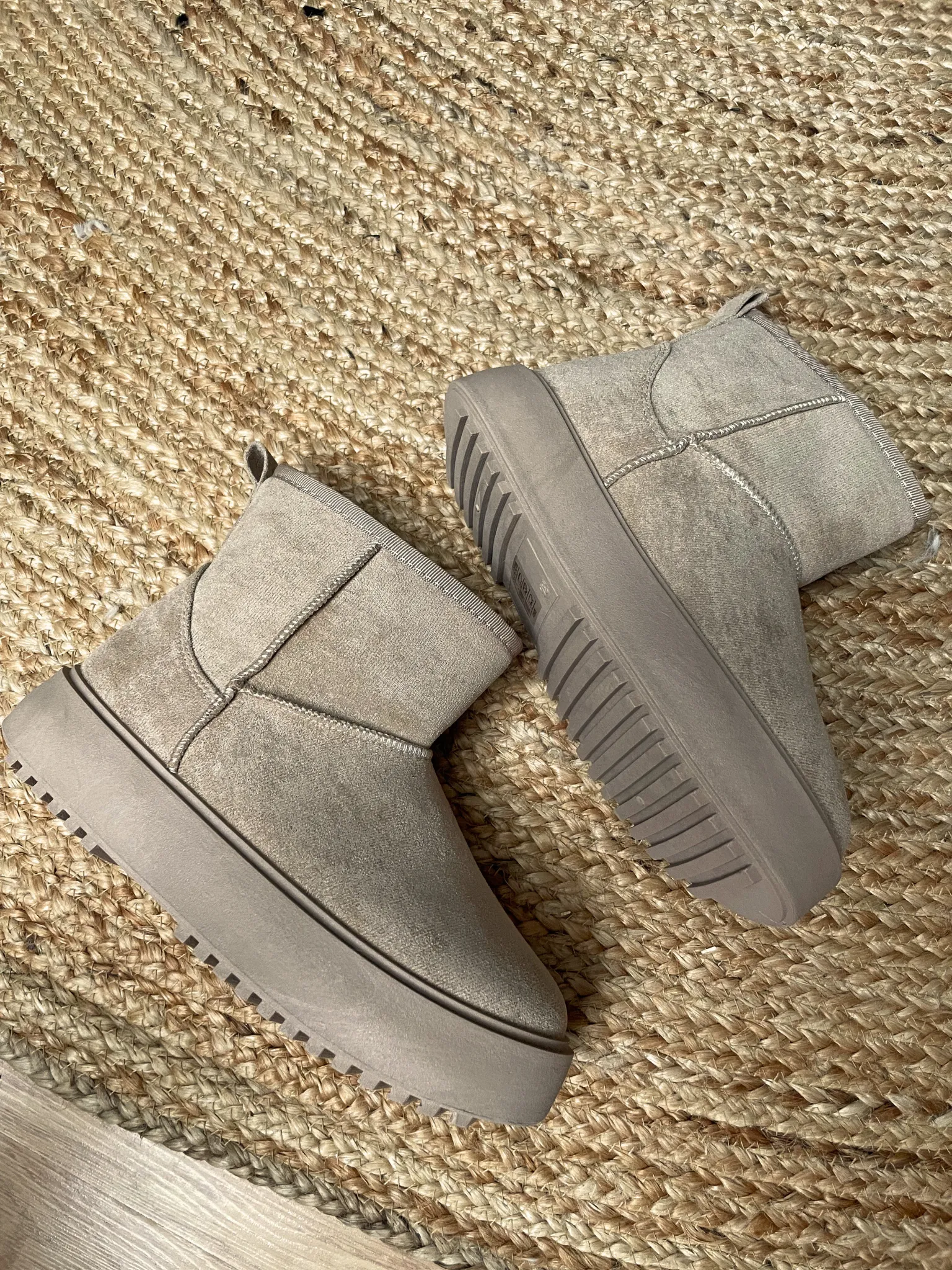 LARA BAMSESTØVLER - KHAKI (LEV UGE 37)